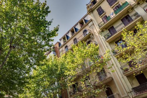 Renovated & Classic 3-Bedroom Sagrada Familia Apartment