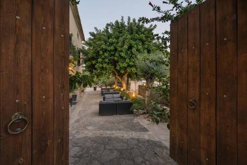 a wooden fence with benches and a tree at Hotel Turixant in Mancor del Valle