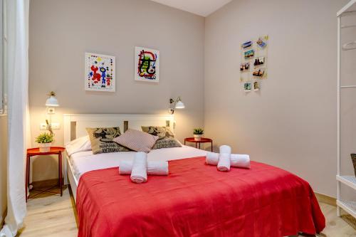 バルセロナにあるRenovated & Classic 3-Bedroom Sagrada Familia Apt.のベッドルーム1室(赤毛布付きの大型ベッド1台付)