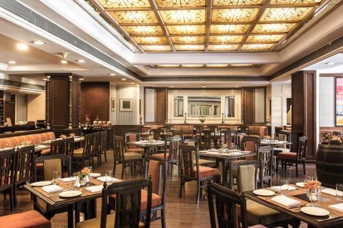 a restaurant with tables and chairs and a ceiling at Gateway Aurangabad - Chhatrapati Sambhaji Nagar in Aurangabad