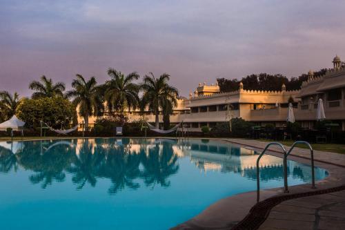 a large swimming pool in front of a building at Gateway Aurangabad - Chhatrapati Sambhaji Nagar in Aurangabad