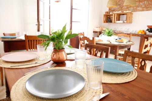 una mesa de madera con un plato encima en Ca Sa Tieta, en Alaró