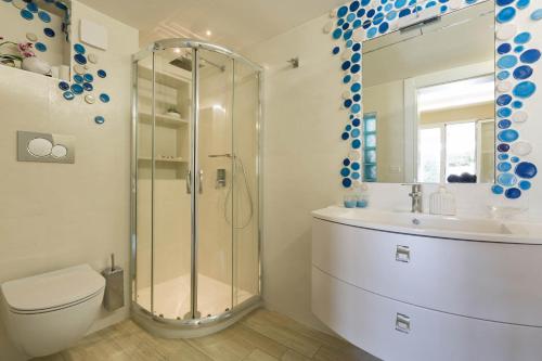 Ένα μπάνιο στο Villa Ariel by BarbarHouse