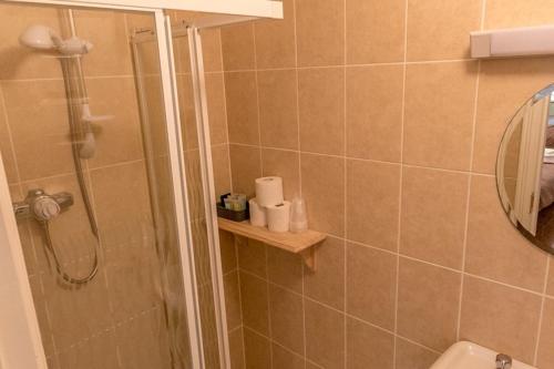 Phòng tắm tại An Sean Ostan Apartments
