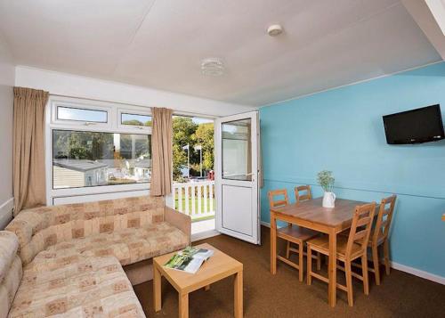A seating area at Whitecliff Bay 