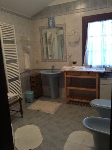 a bathroom with a sink and a mirror at Locanda San Marino Al Coppo in Monte Grimano Terme