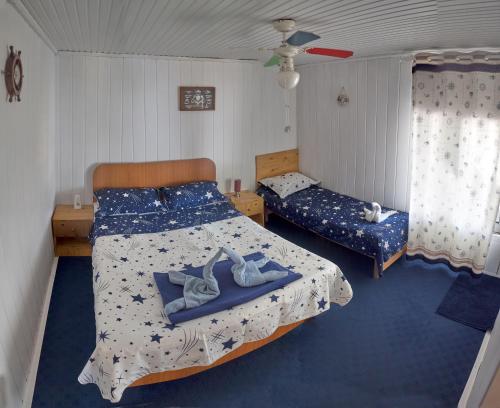 1 dormitorio con 2 camas con zapatos en Delta Pontoon, en Mahmudia