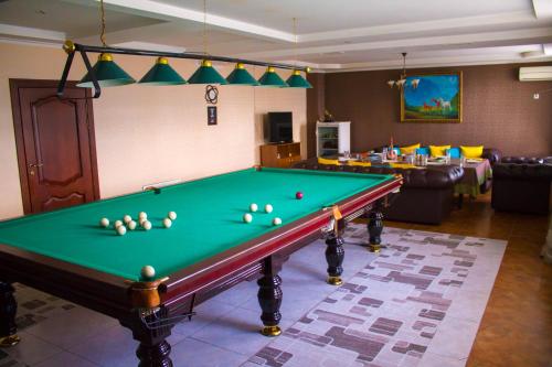 Altair Hotel tesisinde bir bilardo masası