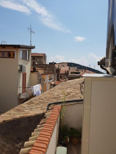 a view of a roof of a building at le tre torri in Maranola