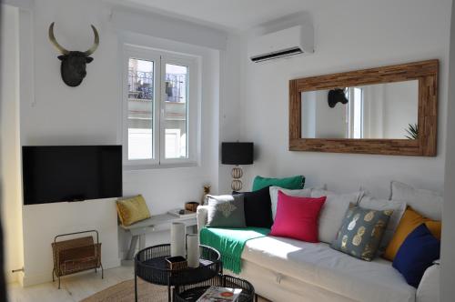 マドリードにあるModern Central Apartment in Madrid. Wifiのリビングルーム(白いソファ、カラフルな枕付)