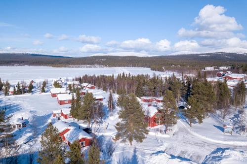 an aerial view of a village in the snow at Ylläksen Yöpuu in Äkäslompolo