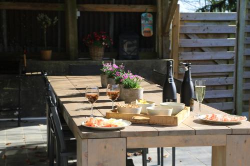 ビューリンゲンにあるVakantiehuis De Loungeの木製テーブル(ワインと食べ物付)