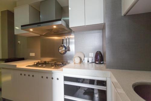 Η κουζίνα ή μικρή κουζίνα στο Po Si Zhineng Apartment