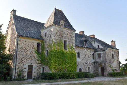 an old stone building with ivy on it at Manoir de Jouralem in Blaison