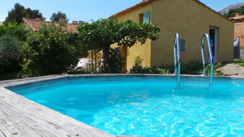 - une piscine en face d'une maison dans l'établissement Sainte Victoire le Cabanon, à Puyloubier