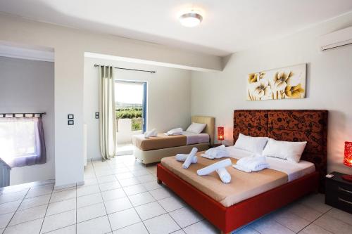 PigiにあるSinatsakis Villasのベッドルーム1室(ベッド2台付)、リビングルームが備わります。