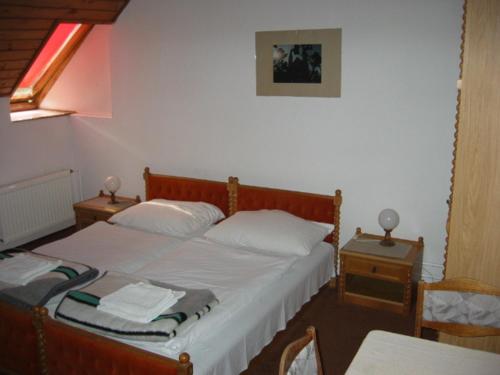 Postel nebo postele na pokoji v ubytování Kastélyfogadó Sitke