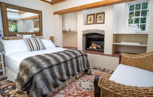 En eller flere senge i et værelse på Honey Bird Lodge