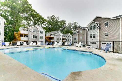 una piscina en un complejo de apartamentos con condominios en Bay Breeze, en Wells