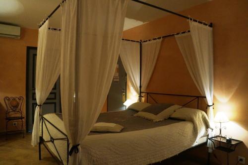 Katil atau katil-katil dalam bilik di Hotel Le Saint Jean