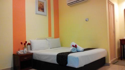 Ένα ή περισσότερα κρεβάτια σε δωμάτιο στο Sun Inns Hotel Kuala Selangor