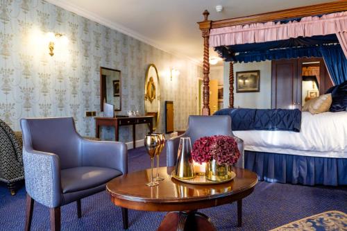 Ein Bett oder Betten in einem Zimmer der Unterkunft The Gretna Chase Hotel