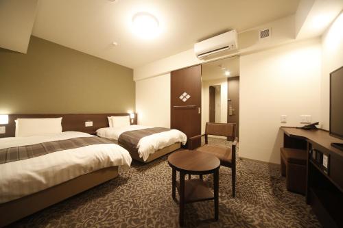 Posteľ alebo postele v izbe v ubytovaní Dormy Inn Kofu Marunouchi