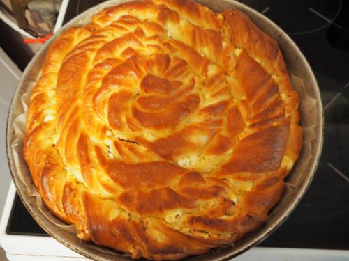 a pie in a pan on a stove at Орбелус in Govedartsi
