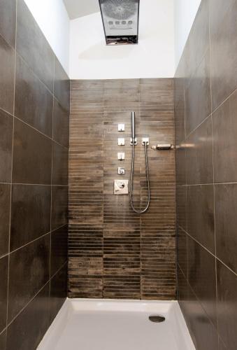 une salle de bain avec baignoire et douche dans l'établissement Domaine la Pierre Blanche, à Eygalières