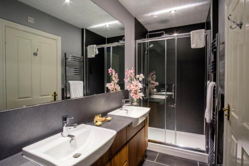 een badkamer met 2 wastafels en een douche bij The Gretna Chase Hotel in Gretna