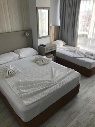 
A bed or beds in a room at Hotel Marine
