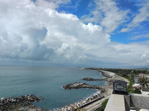 uma vista para o oceano e uma praia em Sea Bay em Taitung City