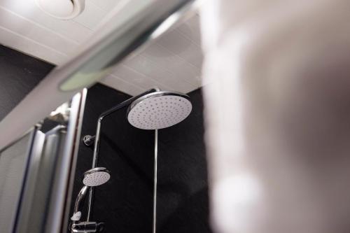 Ein Badezimmer in der Unterkunft The Gretna Chase Hotel