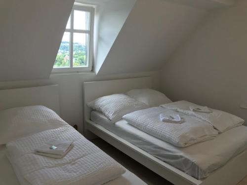 Un pat sau paturi într-o cameră la Schloss Suggenstein