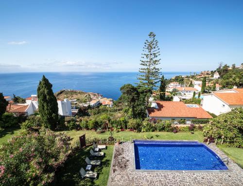 an aerial view of a villa with a swimming pool at Dom Pedro Garajau in Caniço