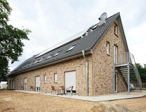 ハノーファーにあるHotel Birkenseeの太陽屋根の大きなレンガ造りの建物