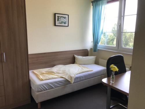 Postel nebo postele na pokoji v ubytování Hotel Gasthof Goldener Hahn