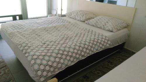ein Bett mit zwei Kissen darauf in einem Schlafzimmer in der Unterkunft Soba Centar in Banja Luka