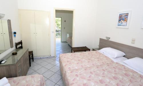 Gallery image of Hotel Karyatides in Agia Marina Aegina