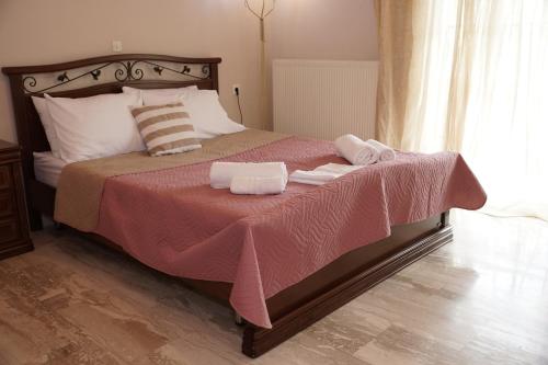 sypialnia z łóżkiem z dwoma ręcznikami w obiekcie Nikitas Apartment w Kanalionie
