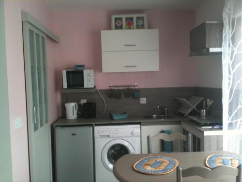 une cuisine avec un lave-linge et un lave-linge dans l'établissement CASA Piana, à Cervione