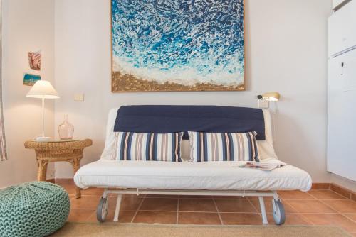 uma cama num quarto com uma pintura na parede em Modern home with Ocean View em Arrieta