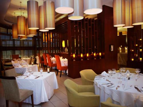 Ein Sitzbereich in der Unterkunft The Fairway Hotel, Spa & Golf Resort