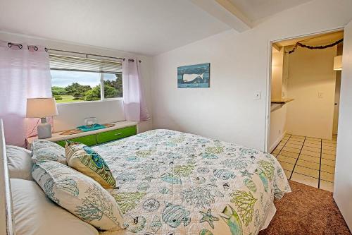 1 dormitorio con cama y ventana en Shine On Condo, en Ocean Shores