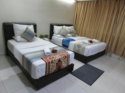 Un pat sau paturi într-o cameră la Safari Hotel