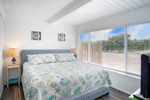 - une chambre avec un lit et une fenêtre dans l'établissement Blue Skys Condo, à Ocean Shores