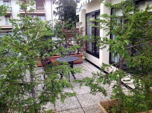 Un jardín fuera de Hotel Feel Inn Venice Airport