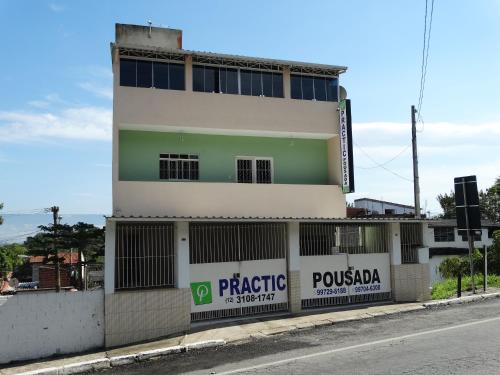 un bâtiment situé sur le côté d'une rue dans l'établissement Practic Pousada, à Aparecida