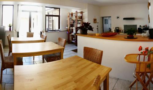 un restaurant avec des tables et des chaises et un bar dans l'établissement Les Trois Fontaines, à Poitiers