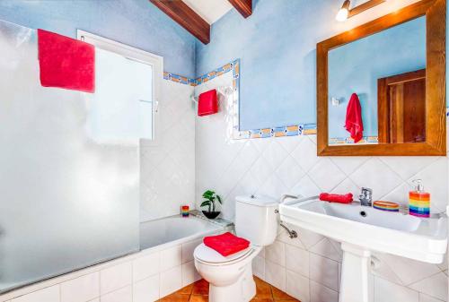 カラ・エン・フォルカトにあるVilla Aguasolのトイレ、洗面台、鏡のあるバスルーム